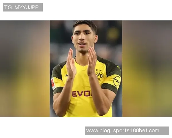 阿什拉夫积极恢复中观看皇马比赛与朋友聚会依靠助行器行走展现乐观态度 阿什拉夫积极恢复中观看皇马比赛与朋友聚会依靠助行器行走展现乐观态度