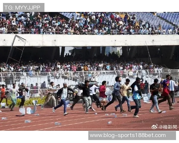 梅西训练引发球迷热潮自带便当混入场地成热议话题 梅西训练引发球迷热潮自带便当混入场地成热议话题